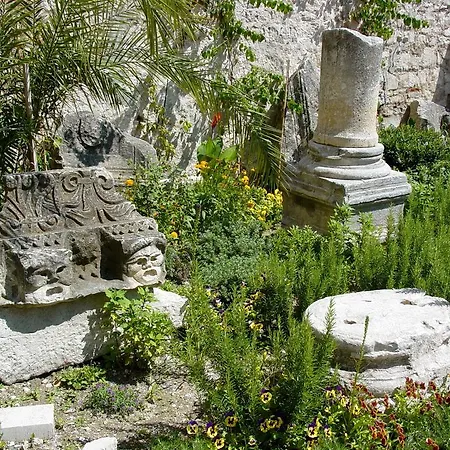 Comfortable And Fully Furbished Karolina In The Center *