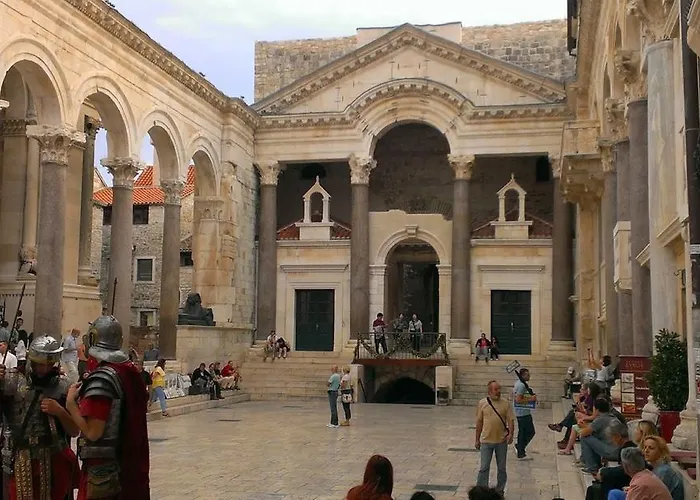 Comfortable And Fully Furbished Karolina In The Center